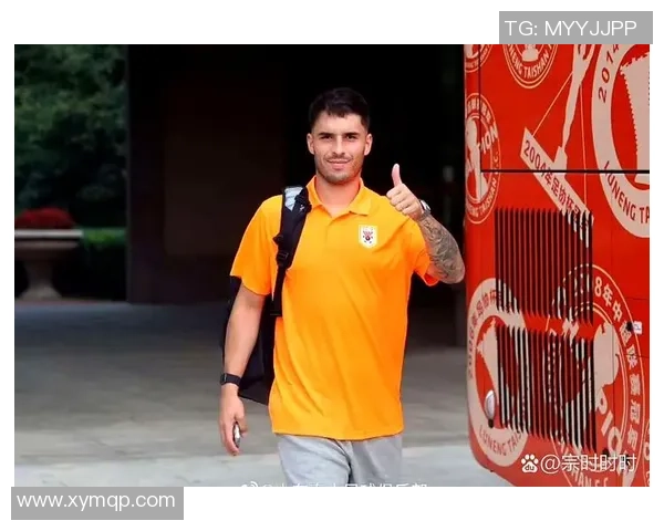 西班牙足球明星身着西装的时尚风采与魅力展示